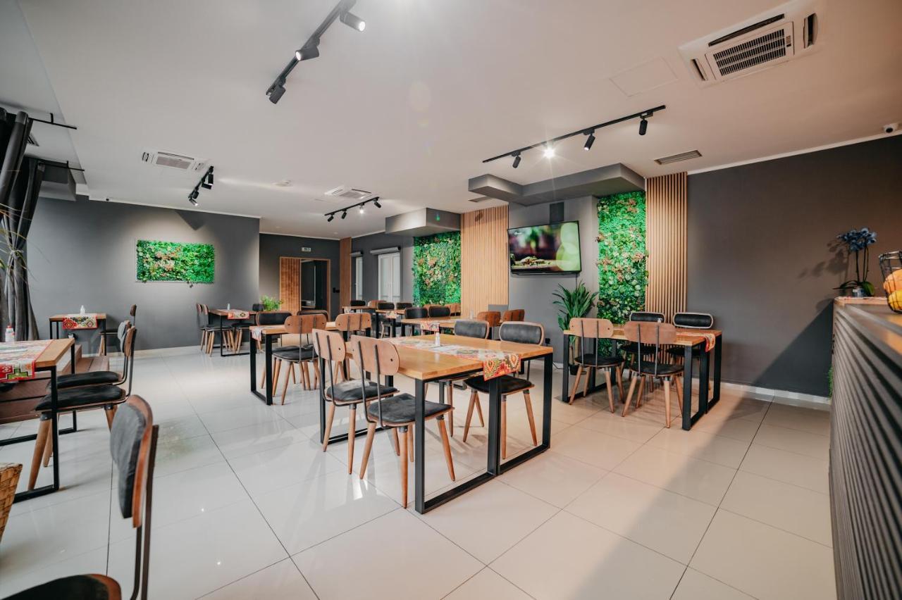 University Hotel Dorrah Тузла Екстериор снимка