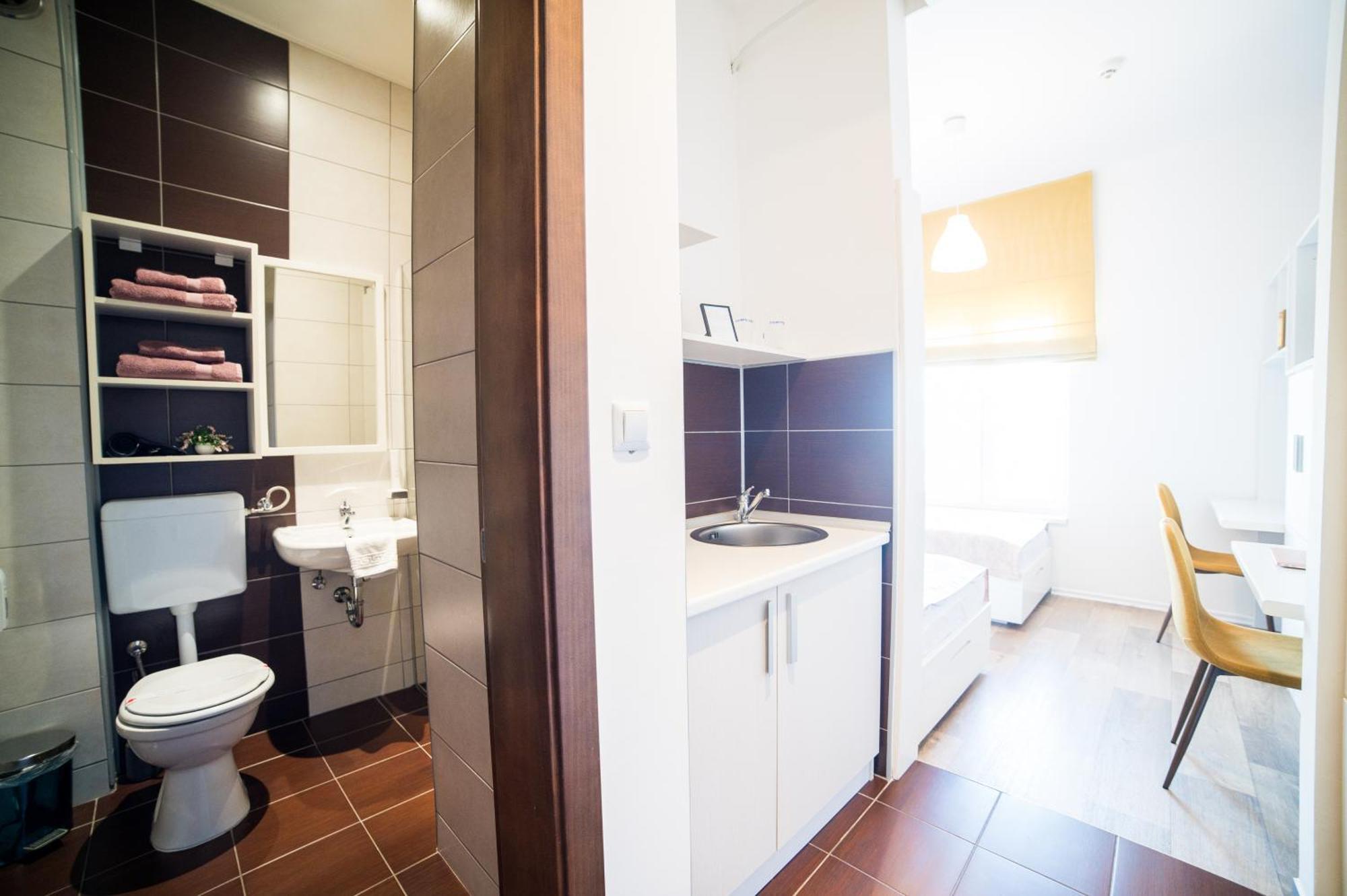 University Hotel Dorrah Тузла Екстериор снимка