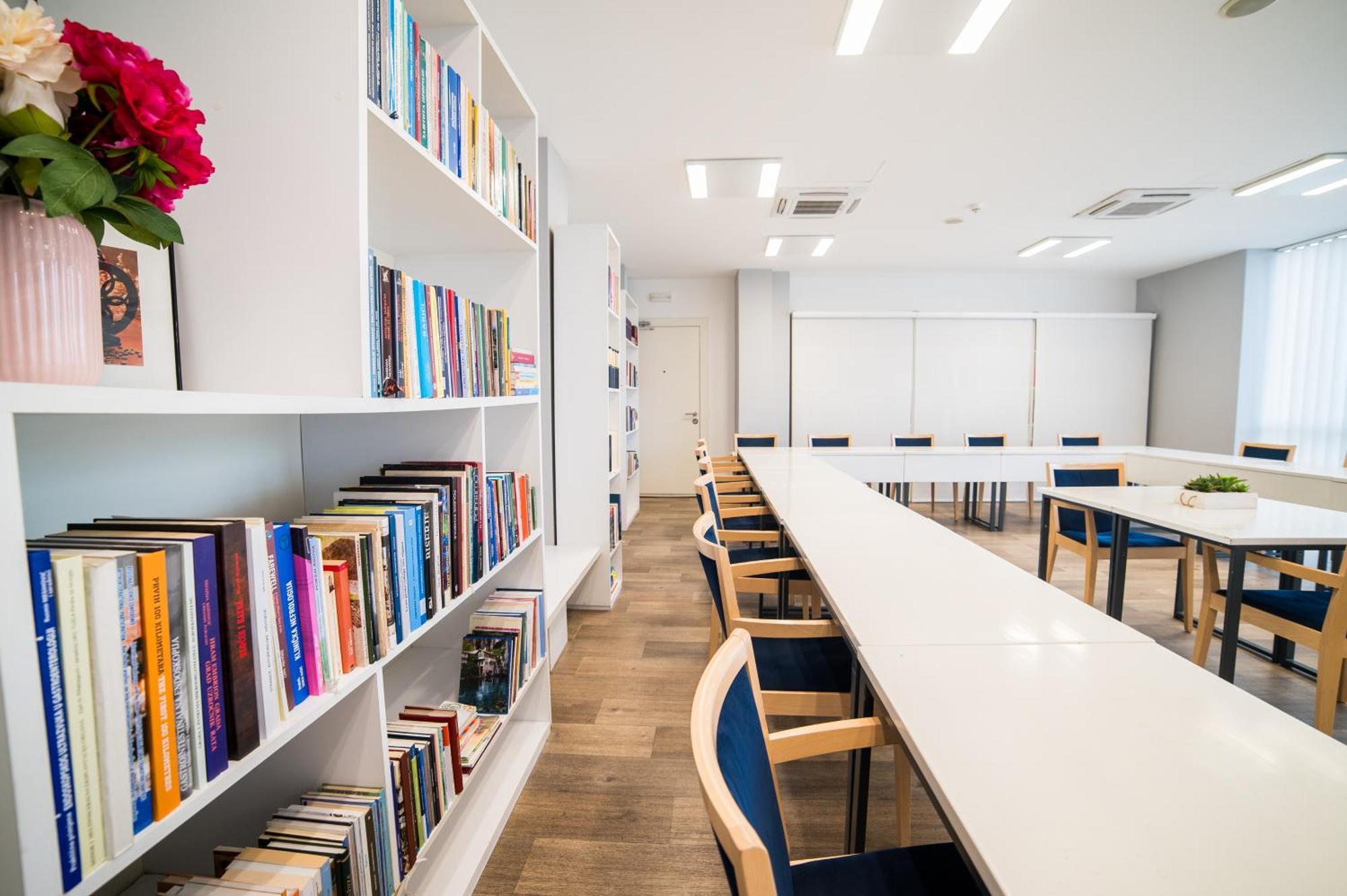 University Hotel Dorrah Тузла Екстериор снимка