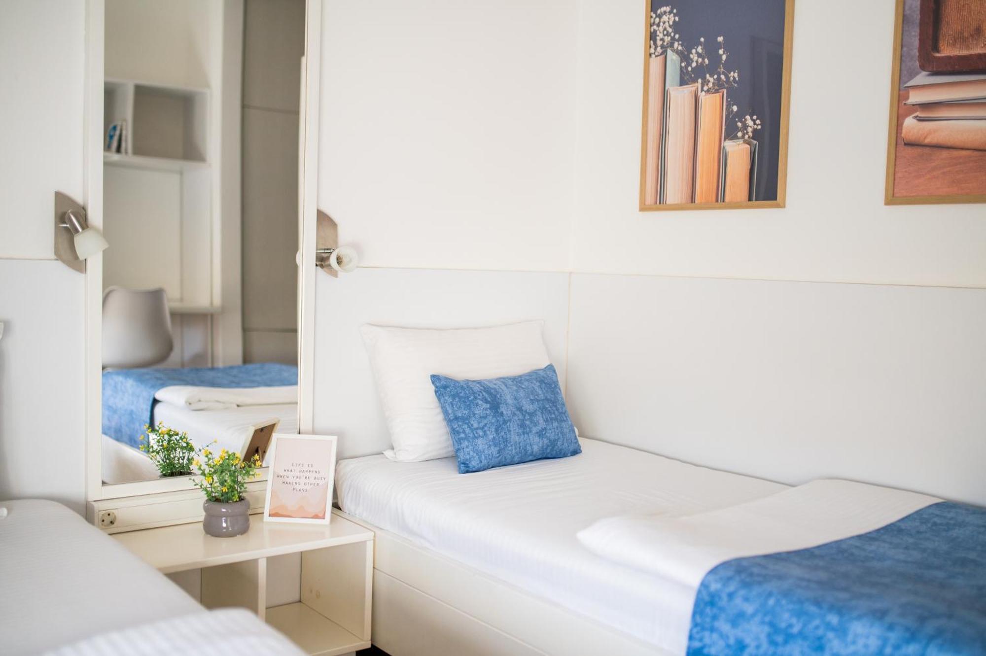 University Hotel Dorrah Тузла Екстериор снимка