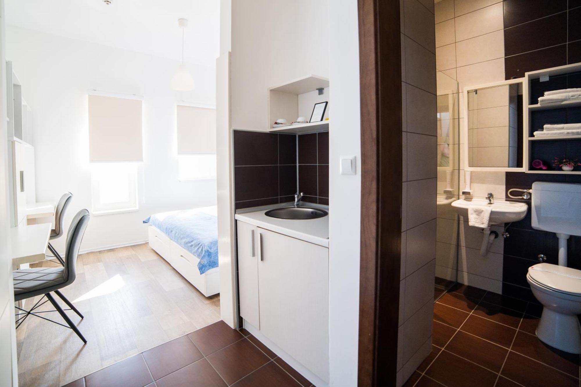 University Hotel Dorrah Тузла Екстериор снимка