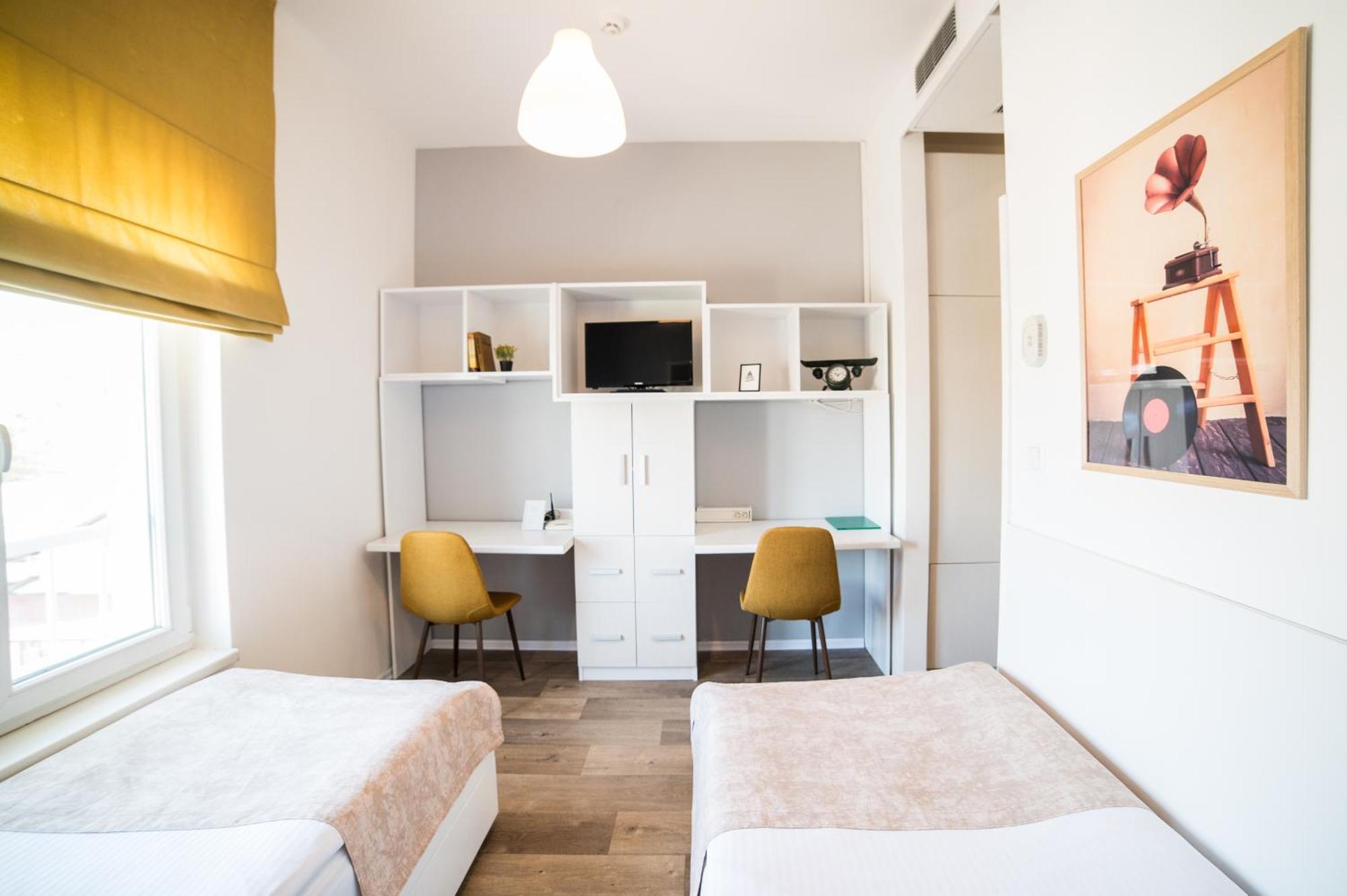 University Hotel Dorrah Тузла Екстериор снимка