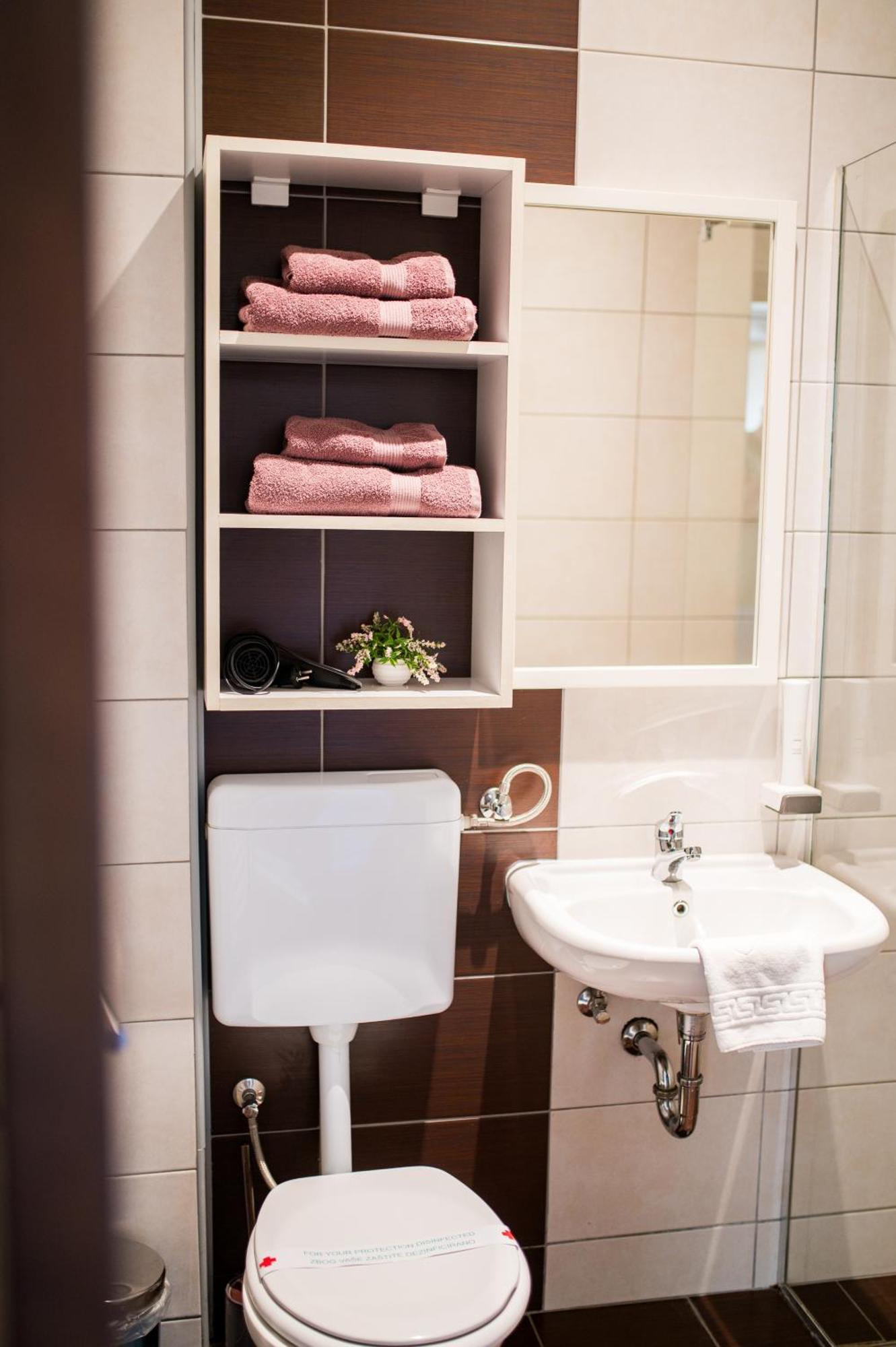 University Hotel Dorrah Тузла Екстериор снимка