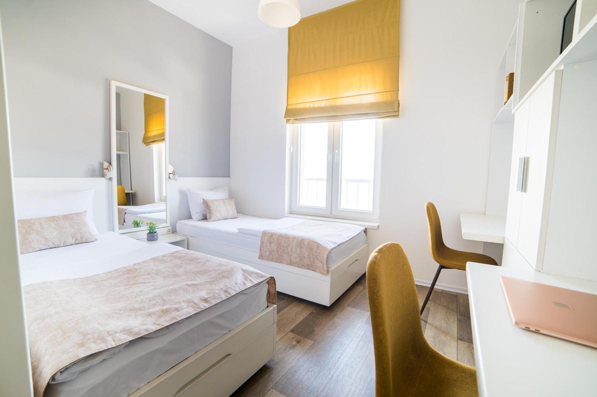 University Hotel Dorrah Тузла Екстериор снимка